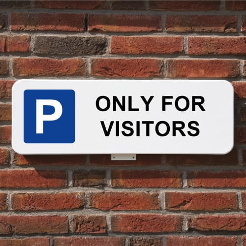 parkeerbord-only-for-visitors-muur